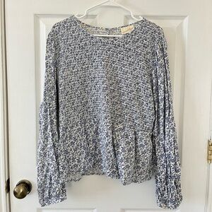 Universal Thread Blue and White Floral Stretchy Blouse